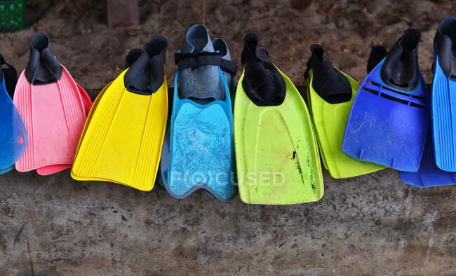Chinelos de mergulho multicoloridos em uma fileira — Fotografia de Stock