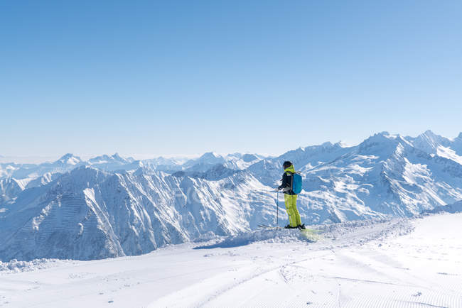 Female skier looking at view, Sportgastein, Bad Gastein, Salzburg, Austria — Stock Photo