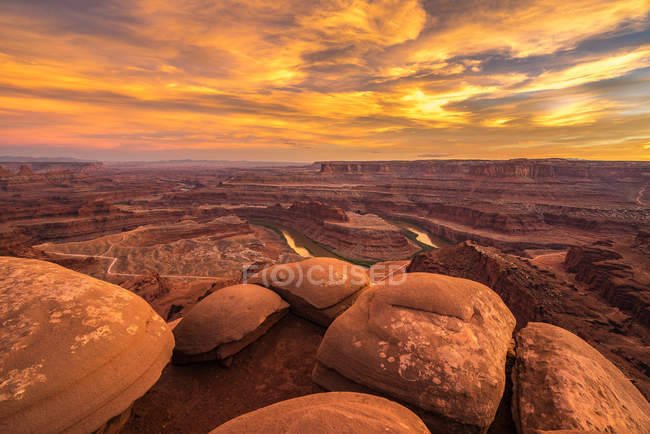 Puesta de sol en Dead Horse Point, Moab, Utah, Estados Unidos, EE.UU. - foto de stock