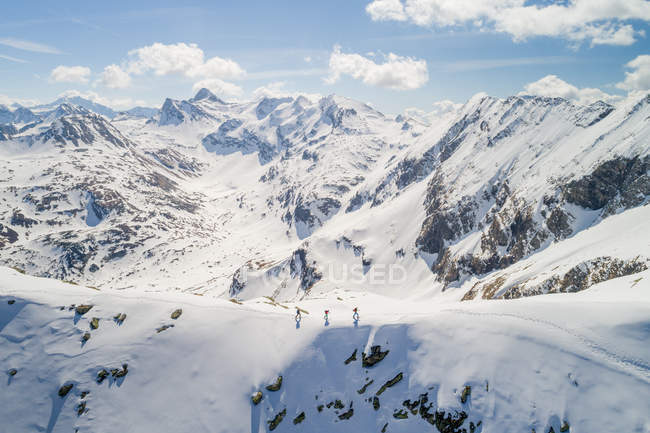 Tres personas esquí touring, Sportgastein, Gastein, Salzburgo, Austria - foto de stock