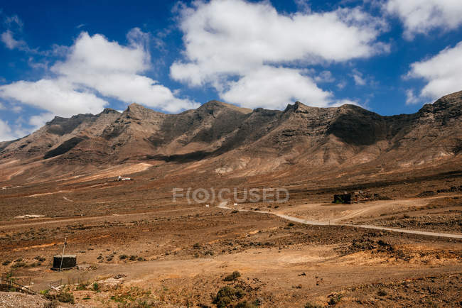 Vue panoramique sur la route sinueuse vers les montagnes, Cofete, Fuerteventura, Îles Canaries, Espagne — Photo de stock