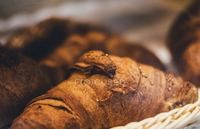 Vista de cerca de croissants recién horneados - foto de stock