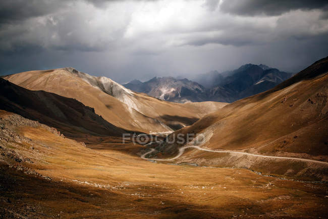 Vista panorâmica da estrada através das montanhas do Quirguistão, Quirguistão — Fotografia de Stock