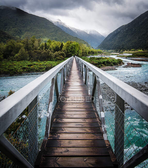 Holzbrücke über den See in Norwegen — Stockfoto