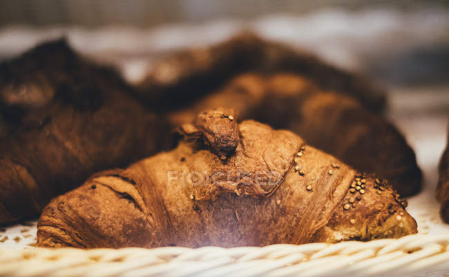 Vista de perto de croissants frescos e saborosos — Fotografia de Stock