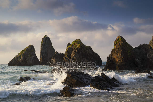 Malerische Aussicht auf Wellen, die auf Felsen krachen, Laga-Strand, Ibarrangelu, Biskaya, Baskenland, Spanien — Stockfoto