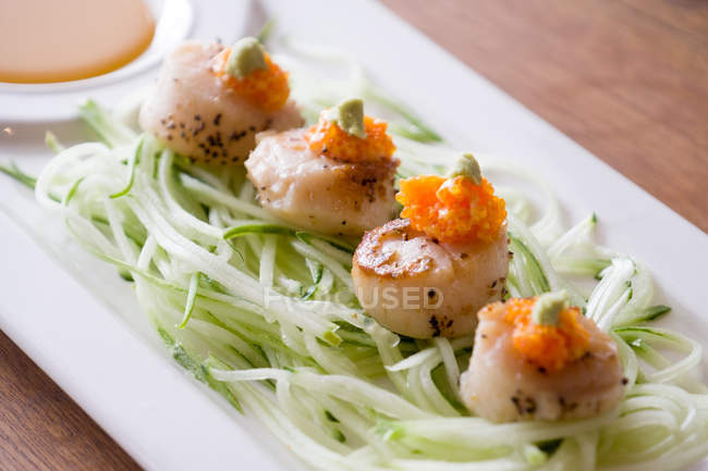 Hokkaido-Jakobsmuscheln auf Gurkenspaghetti — Stockfoto
