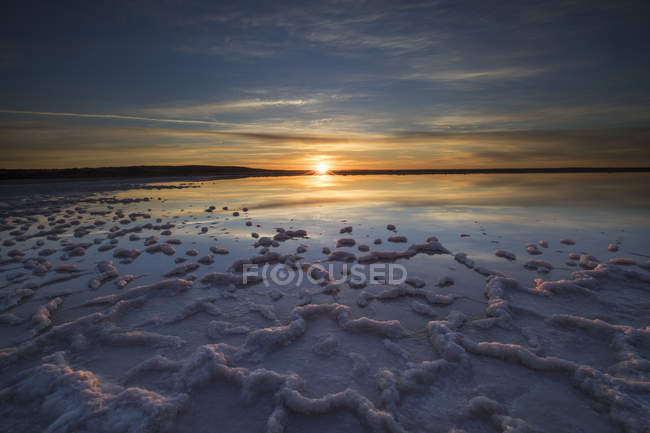 Vista panorámica del amanecer sobre el lago salado, Australia Occidental, Australia - foto de stock
