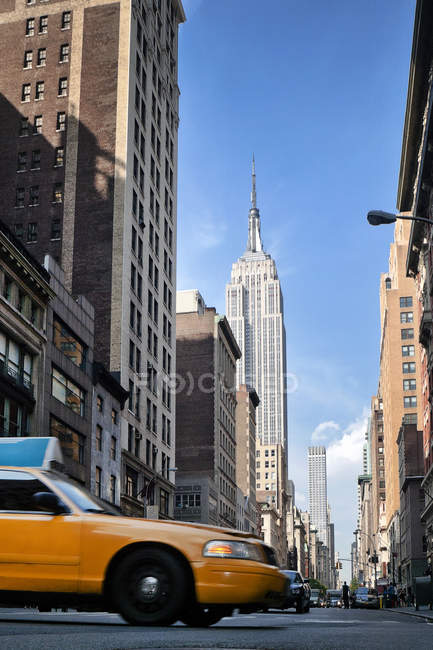 Vista ad angolo basso di un taxi giallo sulla 5th Avenue, Manhattan, New York, America, USA — Foto stock