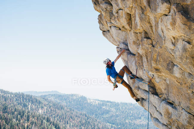 Hombre escalada en roca, Buck Rock, California, América, Estados Unidos - foto de stock