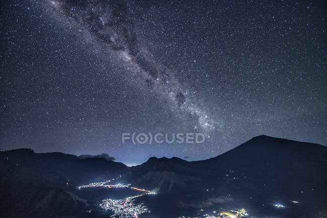 Vista panoramica del Monte Rinjani di notte, ovest di Nusa Tenggara, Indonesia — Foto stock