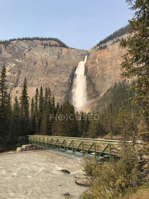 Takakkaw Falls y puente sobre el río, Parque Nacional Yoho, Columbia Británica, Canadá - foto de stock