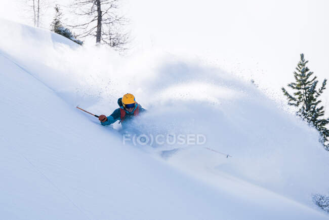 Hombre esquiando en nieve en polvo, Sportgastein, Bad Gastein, Salzburgo, Austria - foto de stock