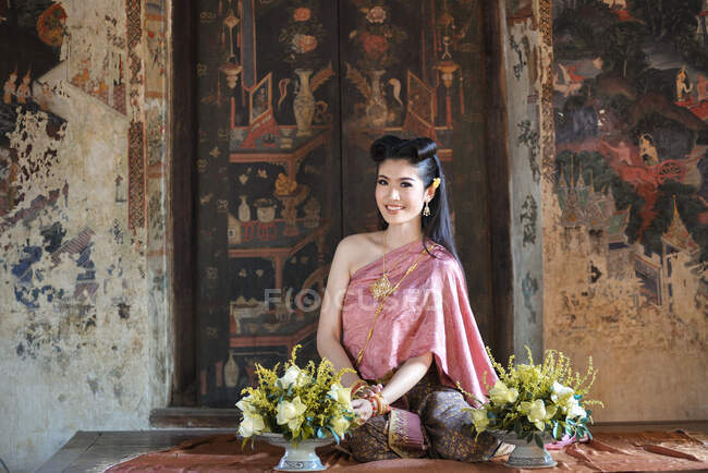 Porträt einer lächelnden Frau in traditioneller Kleidung, Thailand — Stockfoto