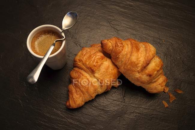 Café expresso com dois croissants sobre mesa — Fotografia de Stock