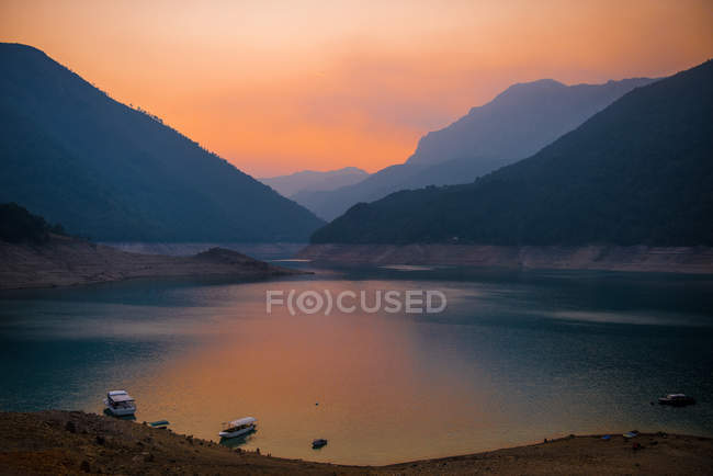 Vista panoramica di barche su un lago al tramonto, Montenegro — Foto stock