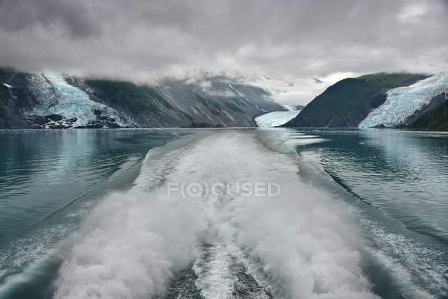 Wake of boat sailing in Alaska, América, Estados Unidos - foto de stock