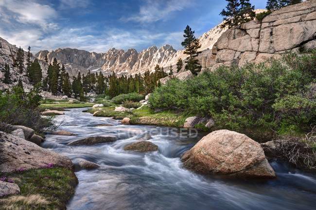 Rock Creek and Mounts Mallory, LeConte e Corcoran, Parque Nacional Sequoia, Califórnia, América, EUA — Fotografia de Stock
