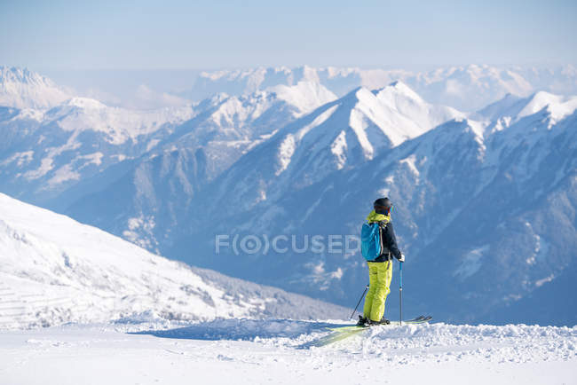 Rear view of Female skier, Sportgastein, Bad Gastein, Salzburg, Austria — Stock Photo