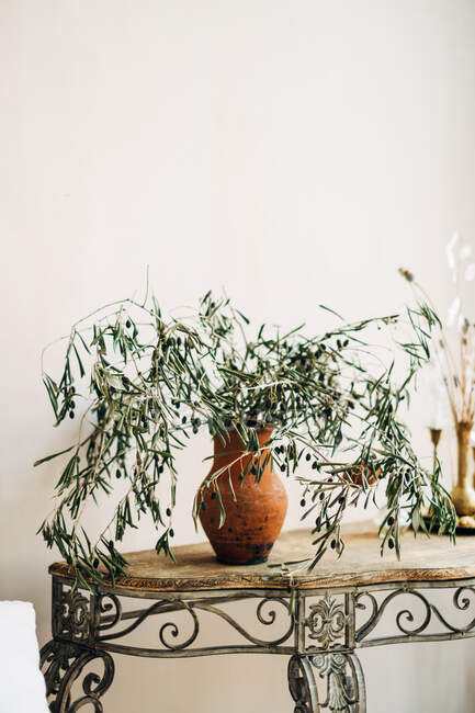 Zweige in einer Vase auf einem Sideboard-Tisch — Stockfoto