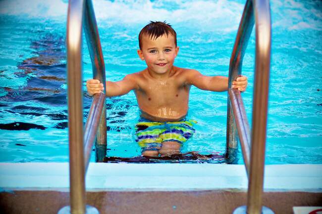 Rapaz a sair de uma piscina — Fotografia de Stock