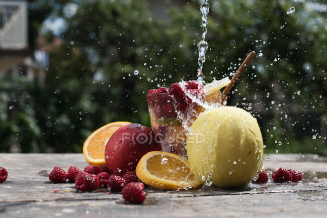 Frisches Obst und Beeren im Wasser — Stockfoto