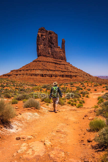 Parc tribal Navajo paysage rouge orangé, touriste marchant sur le chemin — Photo de stock