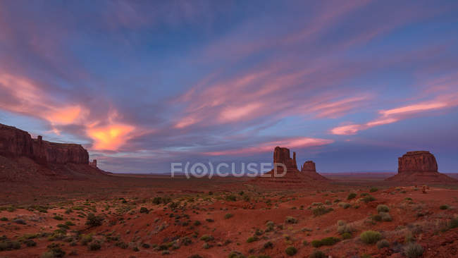 Navajo Tribal Park paesaggio e viola cielo tramonto — Foto stock