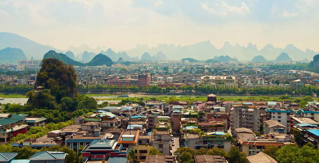Guilin vue sur la ville avec des montagnes en arrière-plan, Chine — Photo de stock