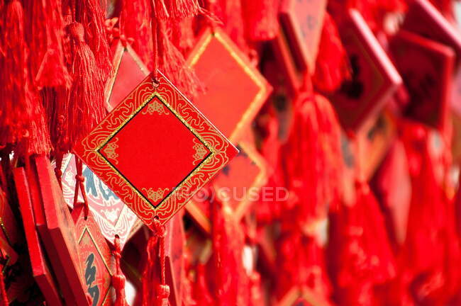 Etiqueta de deseo chino oración de papel rojo en blanco en el templo - foto de stock