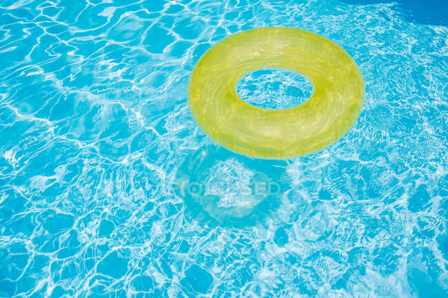 Schwimmbad, Urlaub, sonniges Wetter, Sommer, blaues Wasser — Stockfoto