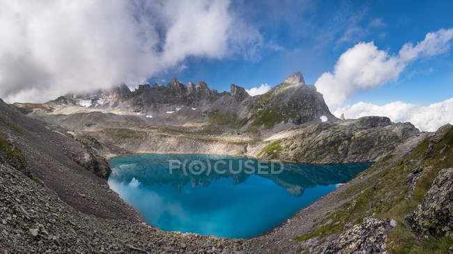 Vista panorámica del increíble lago en las montañas, Suiza - foto de stock