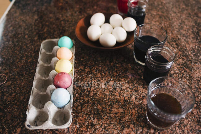 Crianças pequenas morrendo ovos de Páscoa — Fotografia de Stock