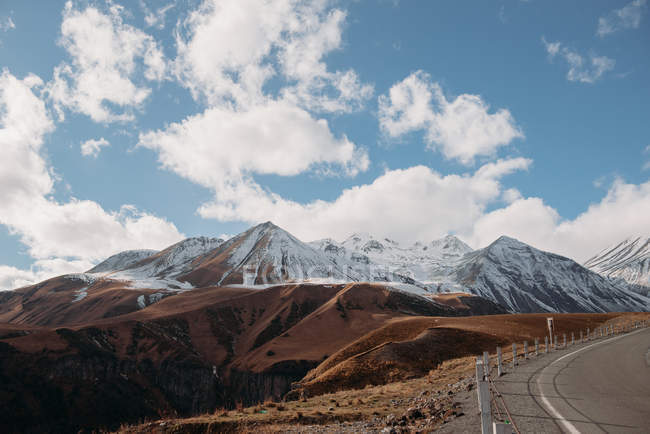 Мальовничий вид на гори пейзаж під хмарами — стокове фото