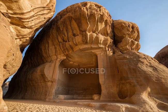 Formazione rocciosa e scultura, Madain Saleh, Al Madinah, Al-Hejaz, Arabia Saudita — Foto stock