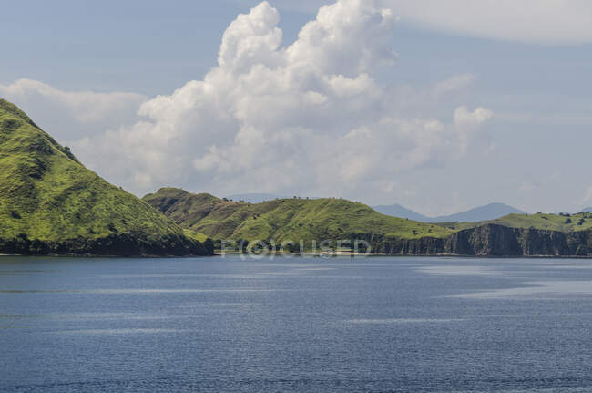 Hermosa vista del mar y colinas verdes - foto de stock