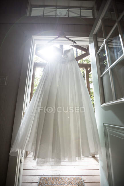 Belle mariée dans une robe de mariée — Photo de stock