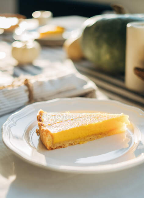 Шматочок лимонного пирога на тарілці — стокове фото
