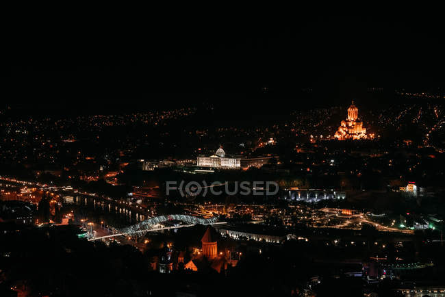 Vista aérea da paisagem urbana de tbilisi à noite, georgia — Fotografia de Stock