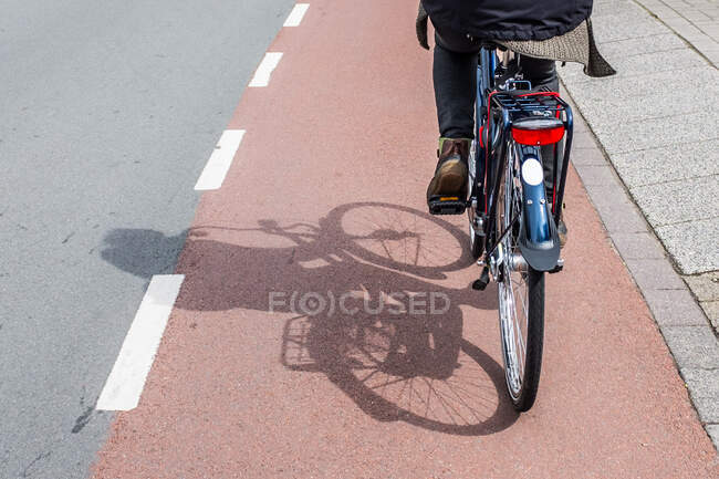 Uomo in bicicletta su strada, colpo ritagliato — Foto stock