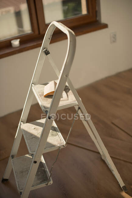 Una escalera de madera en un apartamento nuevo. - foto de stock