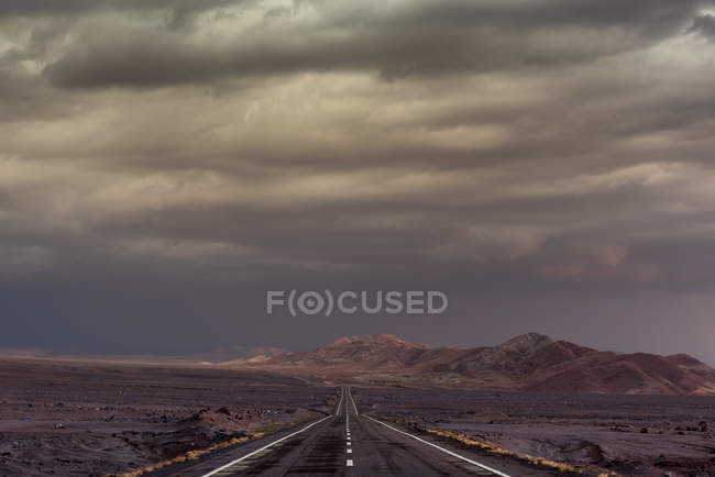 Scenic view of the way forward road, diminishing perspective — Stock Photo