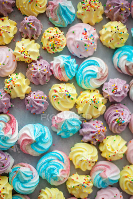 Malvaviscos dulces coloridos sobre un fondo blanco - foto de stock