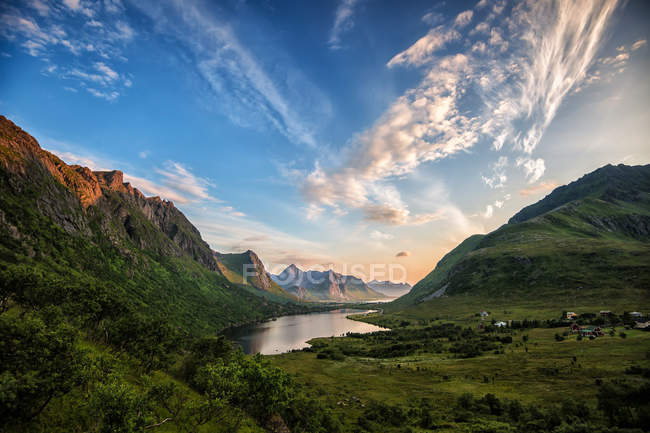 Vista panoramica sul lago e la montagna, Vareidet, Flakstad, Lofoten, Nordland, Norvegia — Foto stock