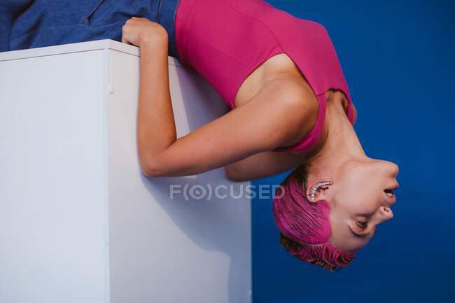 Mulher com cabelo rosa deitado de costas — Fotografia de Stock