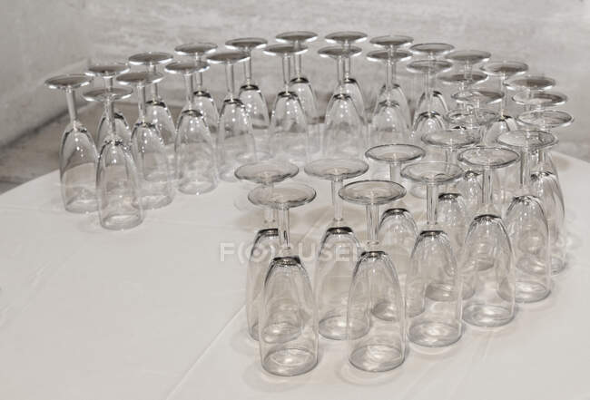 Copas de vino blanco sobre una mesa - foto de stock