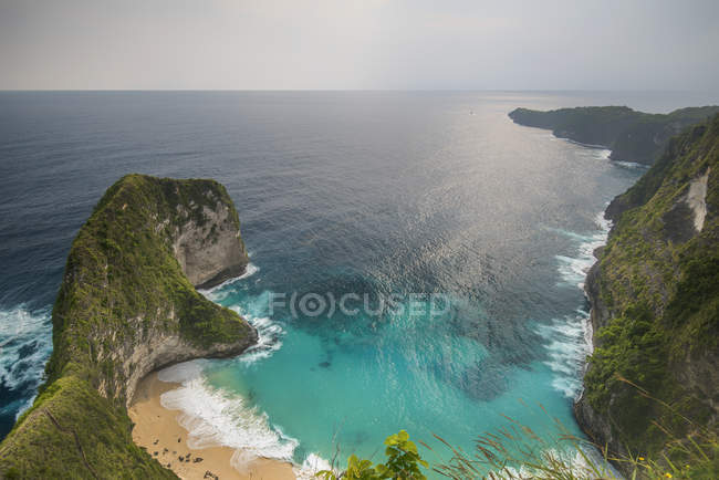 Vista panorámica de la playa de Kelingking, Nusa Penida, Indonesia - foto de stock