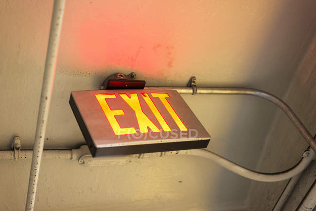 Vista ravvicinata del cartello di uscita illuminata in un edificio — Foto stock