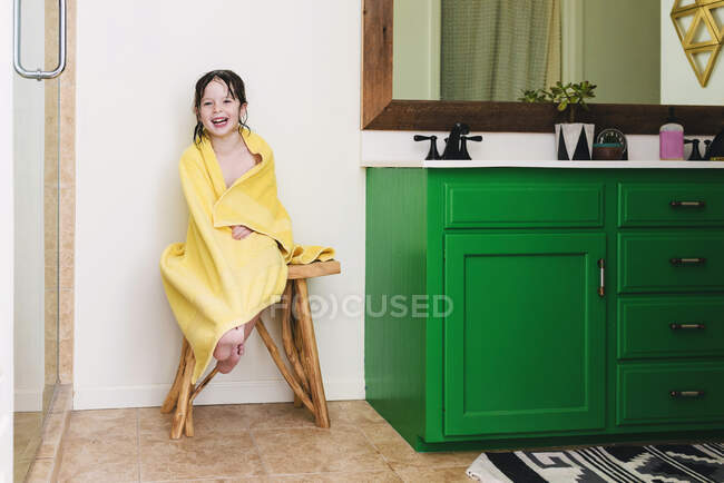 Jeune fille enveloppée dans une serviette après un bain — Photo de stock