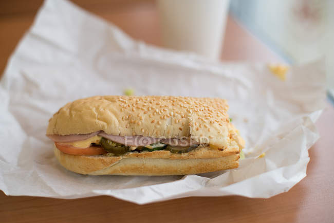 Sandwich de Ciabatta con ensalada caprese con café expreso. Tomates cherry, albahaca verde y queso mozzarella. Comida italiana . - foto de stock